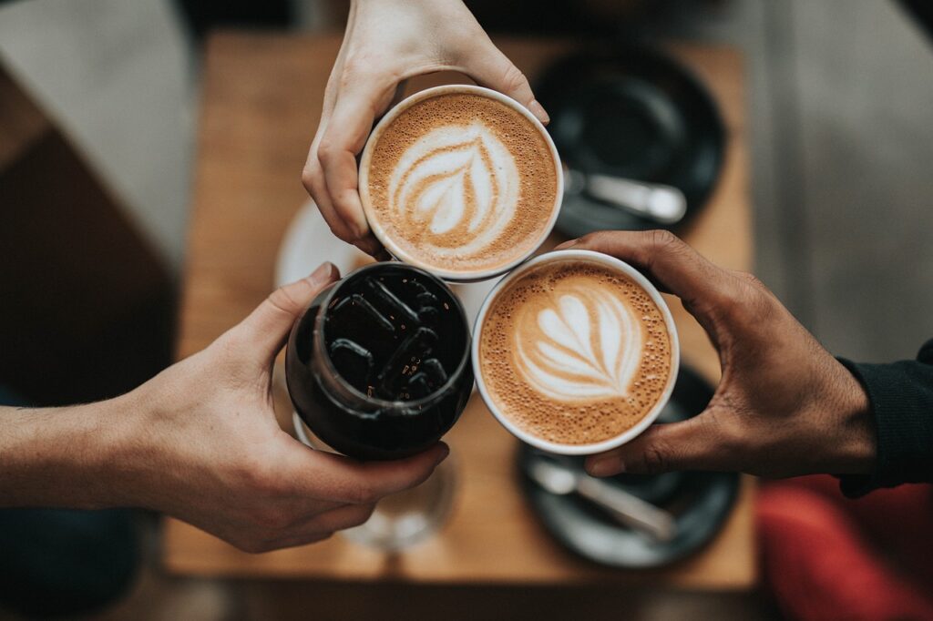 Conversational Cafe [Bild von StockSnap auf Pixabay]