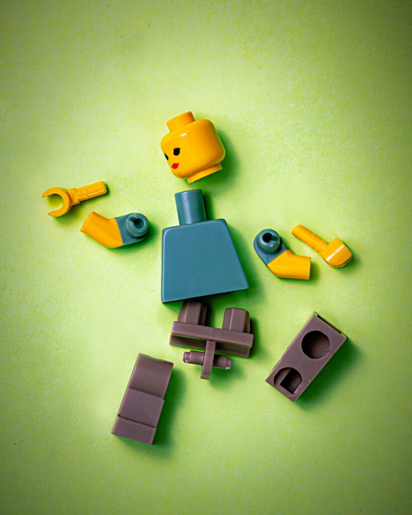 LEGO Figur zerlegt – Fehlende Dokumentation [Foto von Jackson Simmer auf Unsplash]