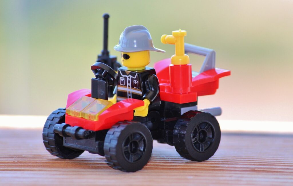 LEGO Fahrzeug [Bild von Ulrike Mai auf Pixabay]