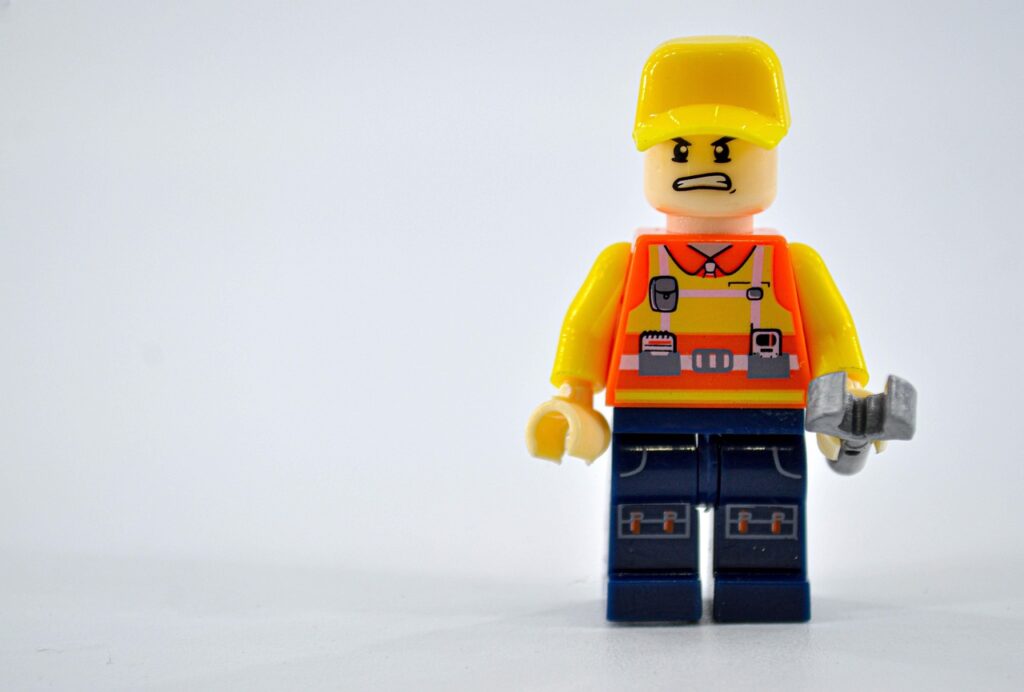 LEGO Arbeiter, alleine, sauer [Bild von Armando are auf Pixabay]