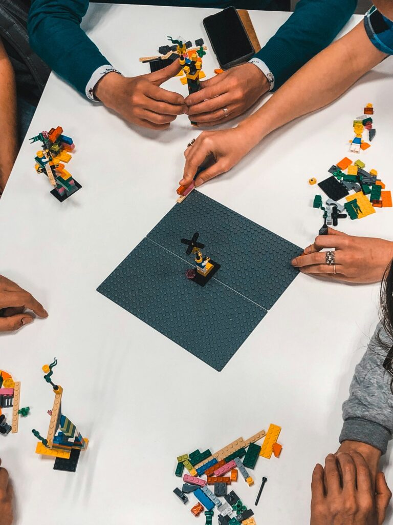 LEGO Workshop – Gruppenmodell Anfang [Foto von Sebastien Bonneval auf Unsplash]