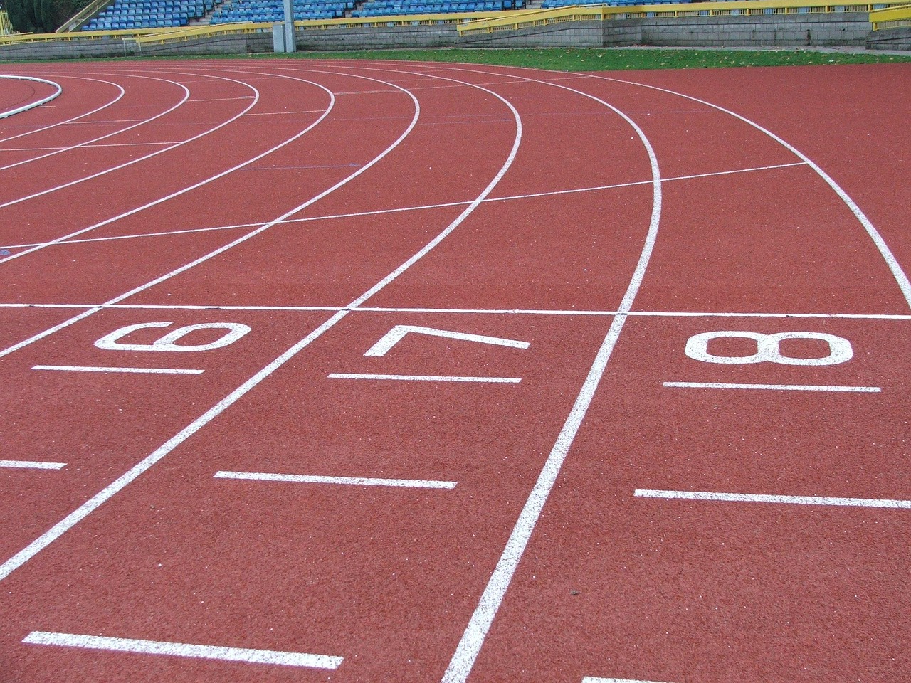 Sport Tartanbahn [Bild von tinabold auf Pixabay]